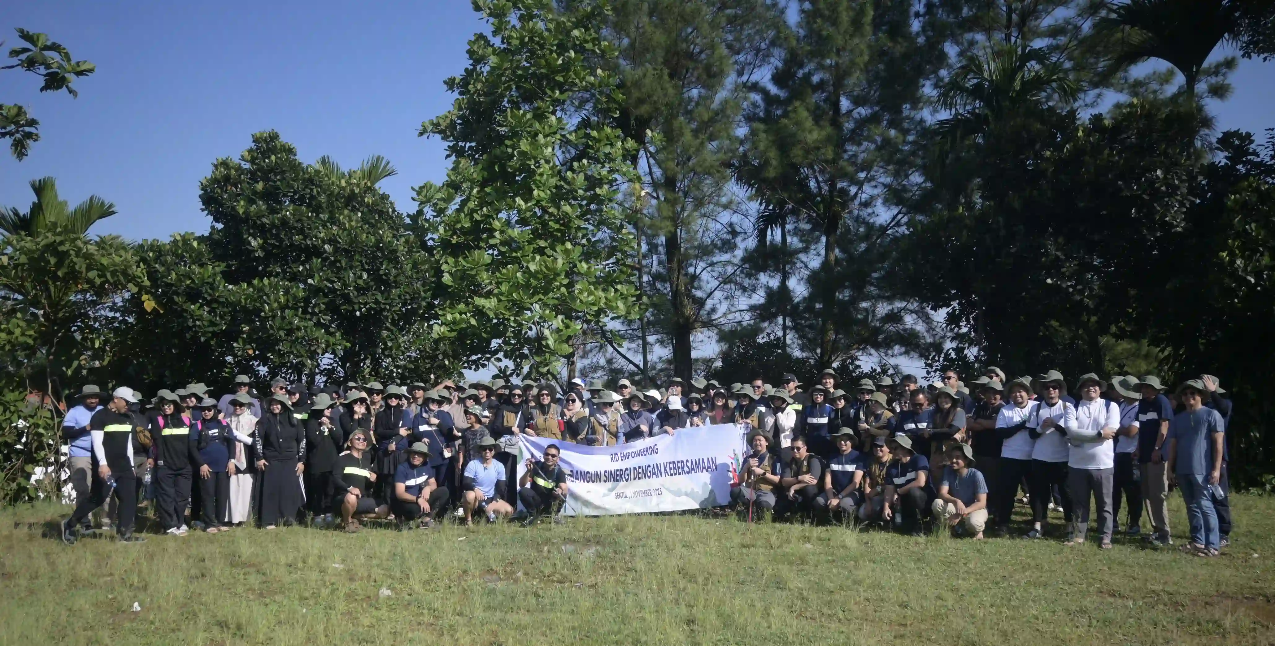 Dokumentasi kebersamaan tim dalam aktivitas team building corporate di alam terbuka.