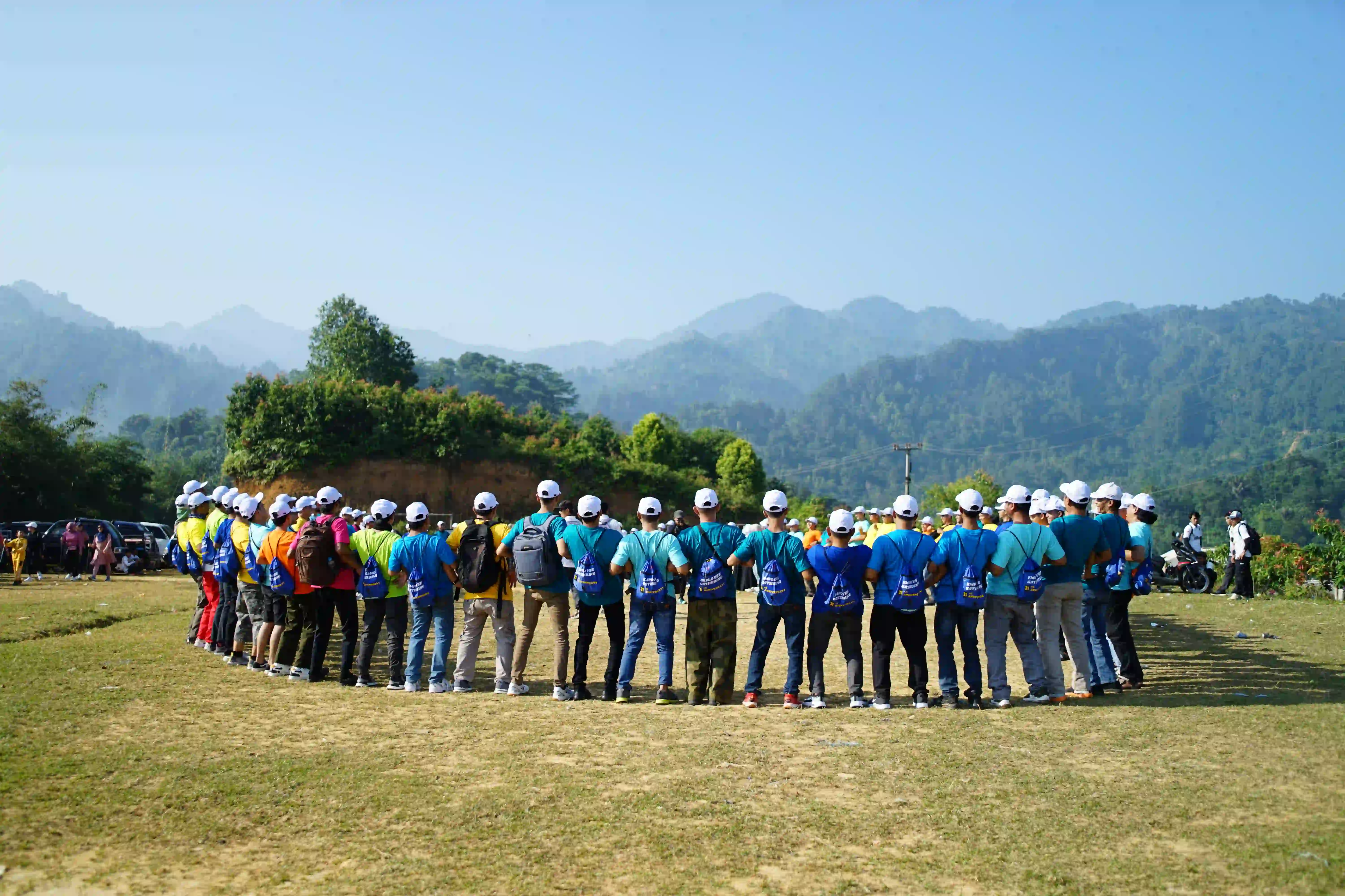 Peserta fun trekking menikmati kesegaran air di area sungai dengan semangat.