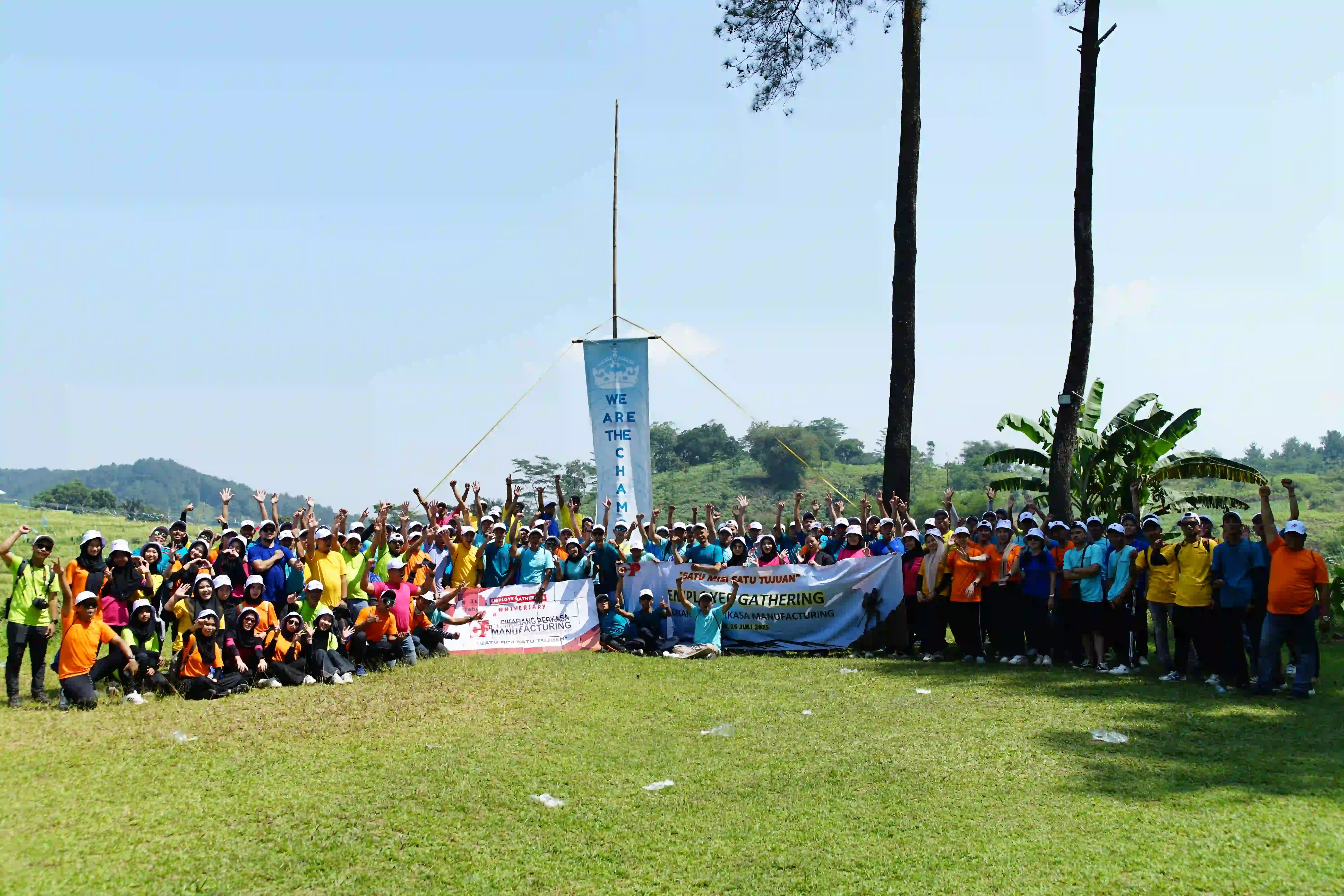 Foto grup peserta corporate outing di jalur trekking yang memukau.