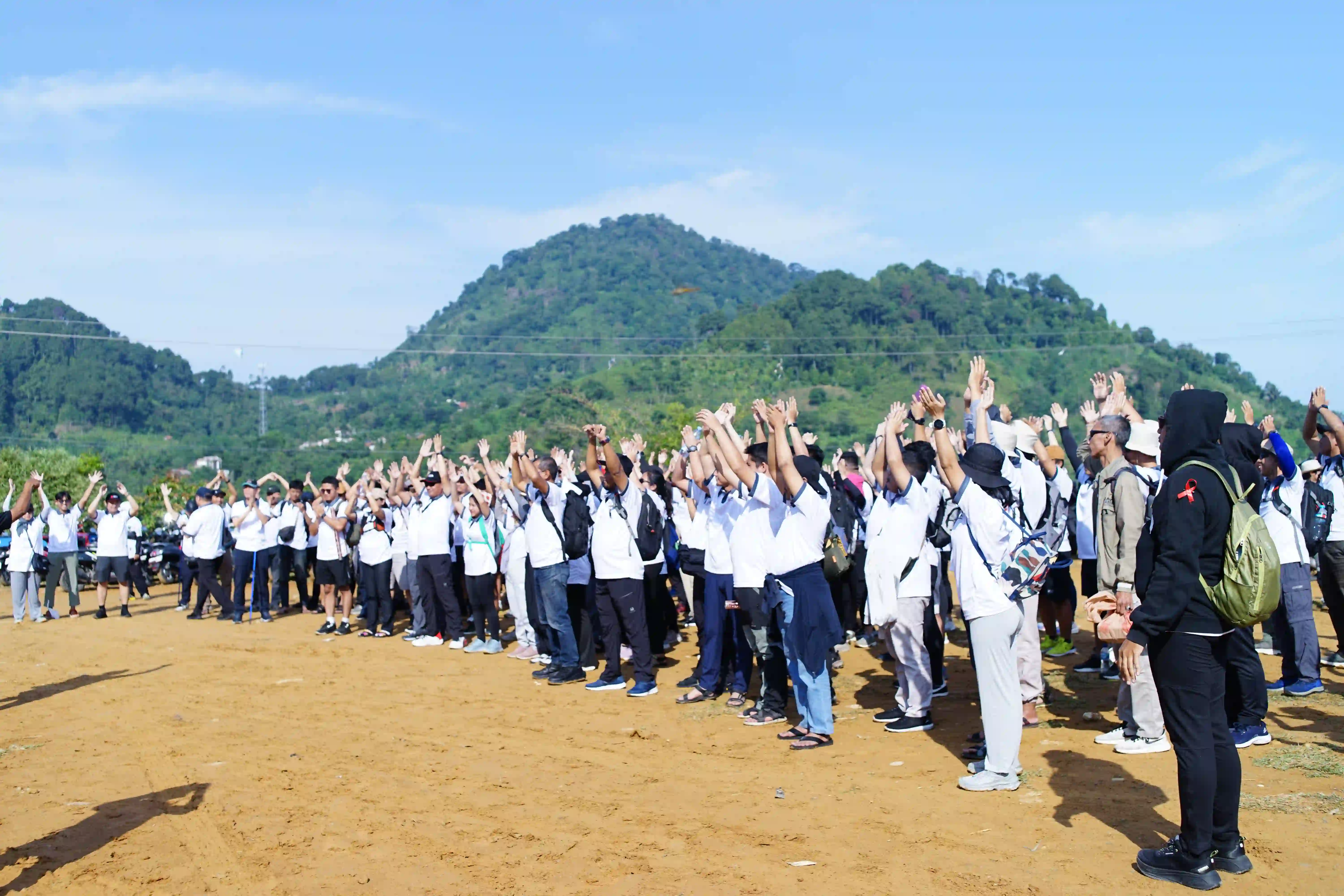 Kebersamaan tim perusahaan saat melakukan istirahat di area gathering outdoor.
