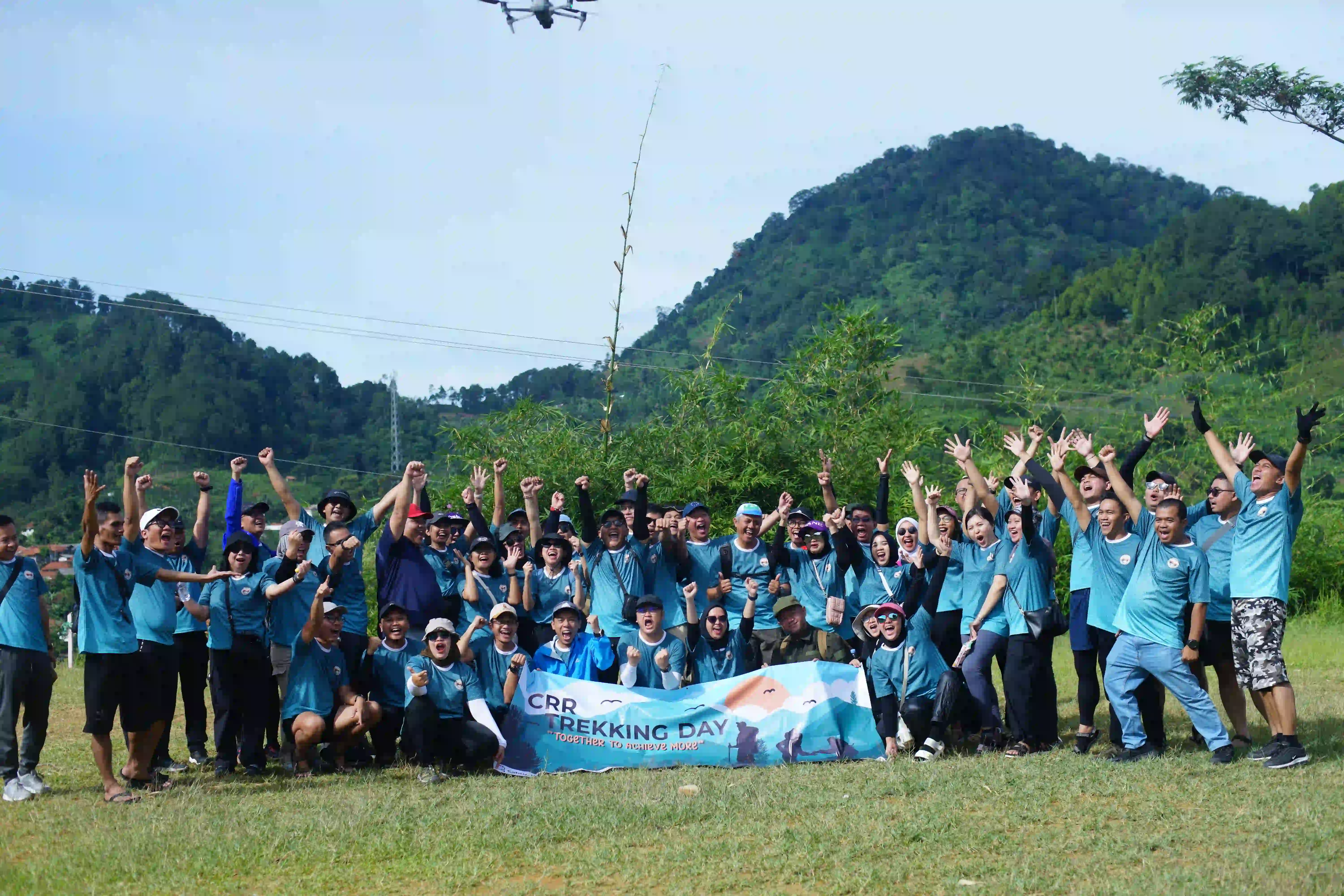 Peserta trekking berkumpul untuk sesi foto bersama di tengah pemandangan alam Sentul.