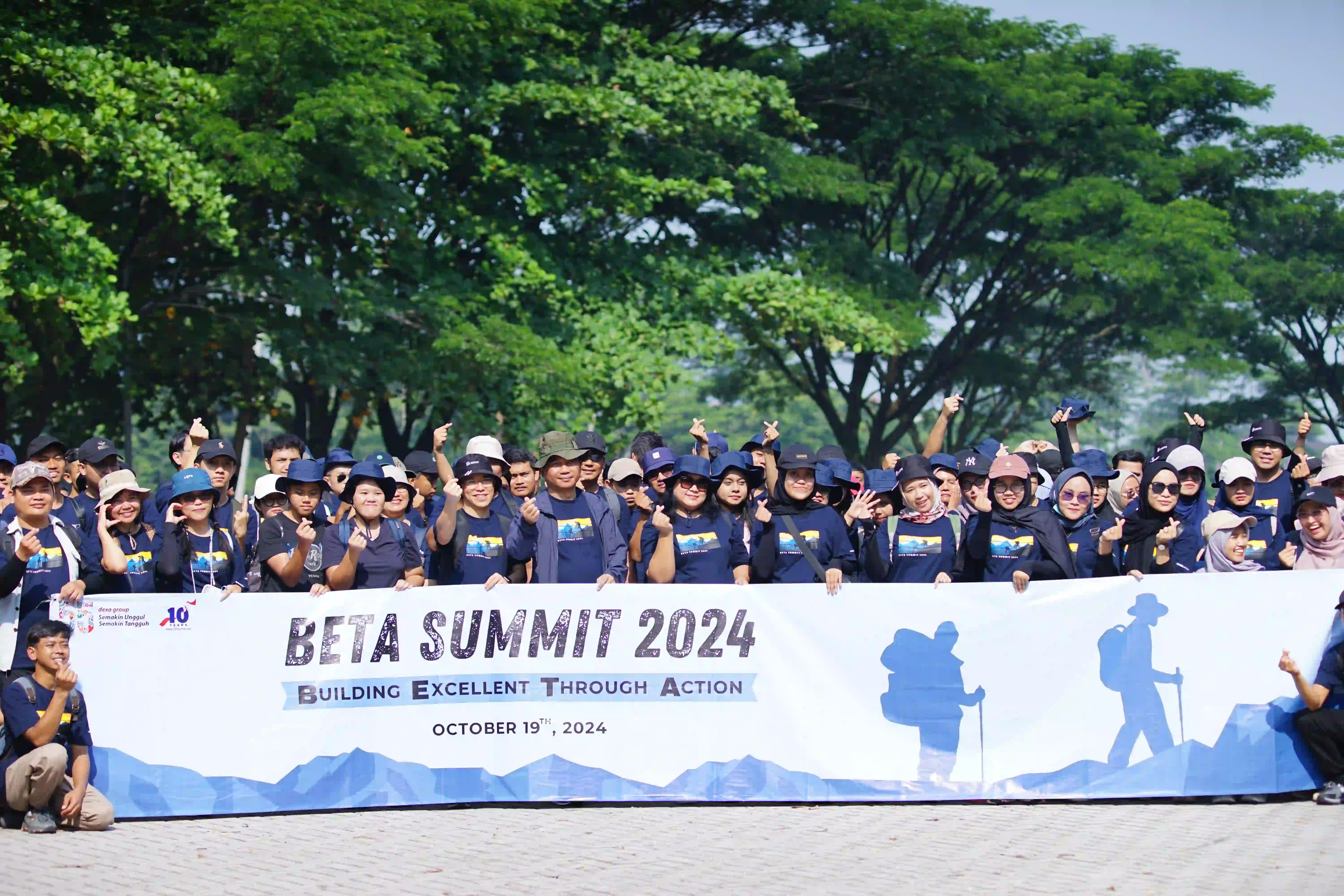 Momen seru team building dengan peserta yang saling mendukung dan kompak.