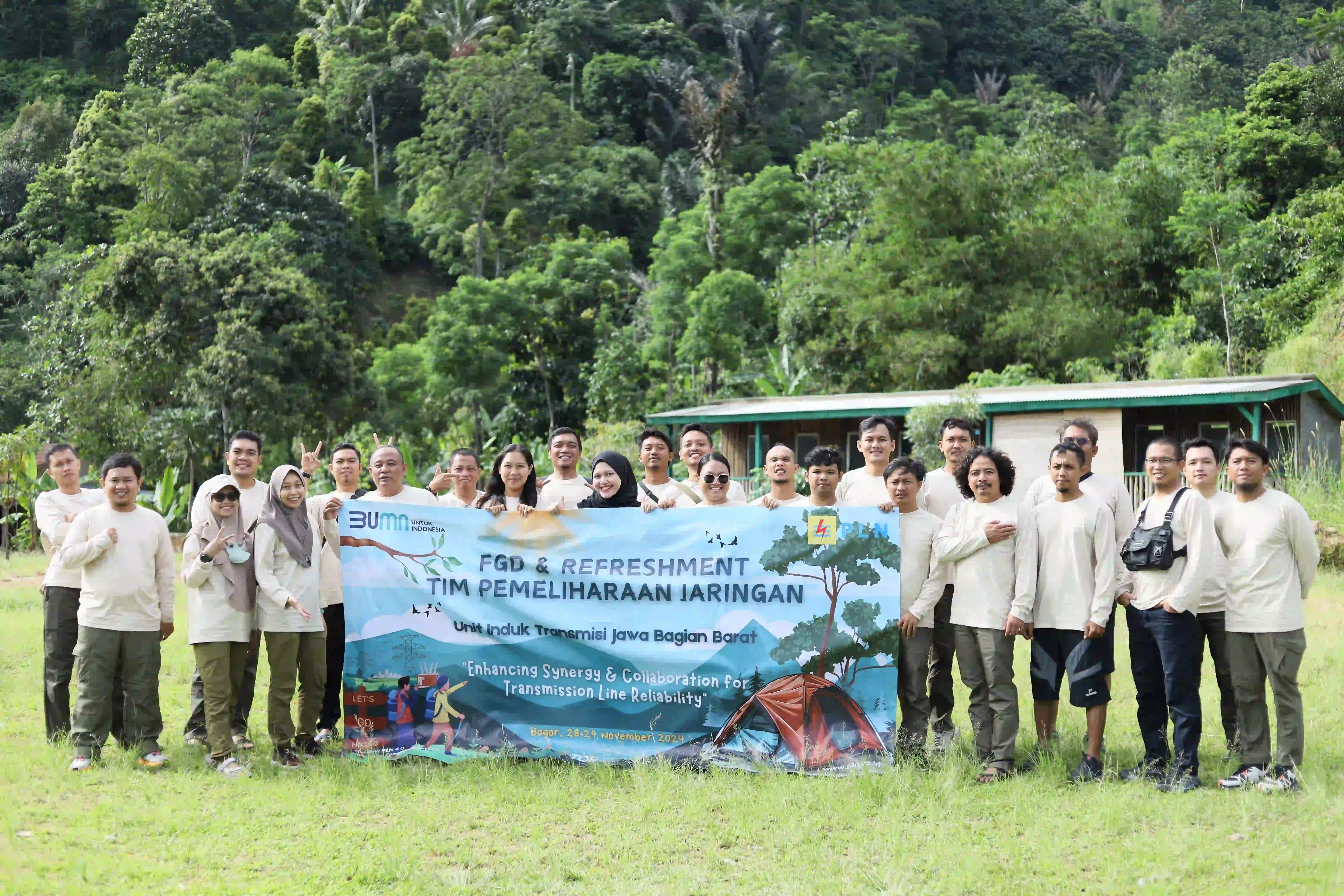 Dokumentasi aktivitas corporate fun trekking dengan peserta yang bersemangat.