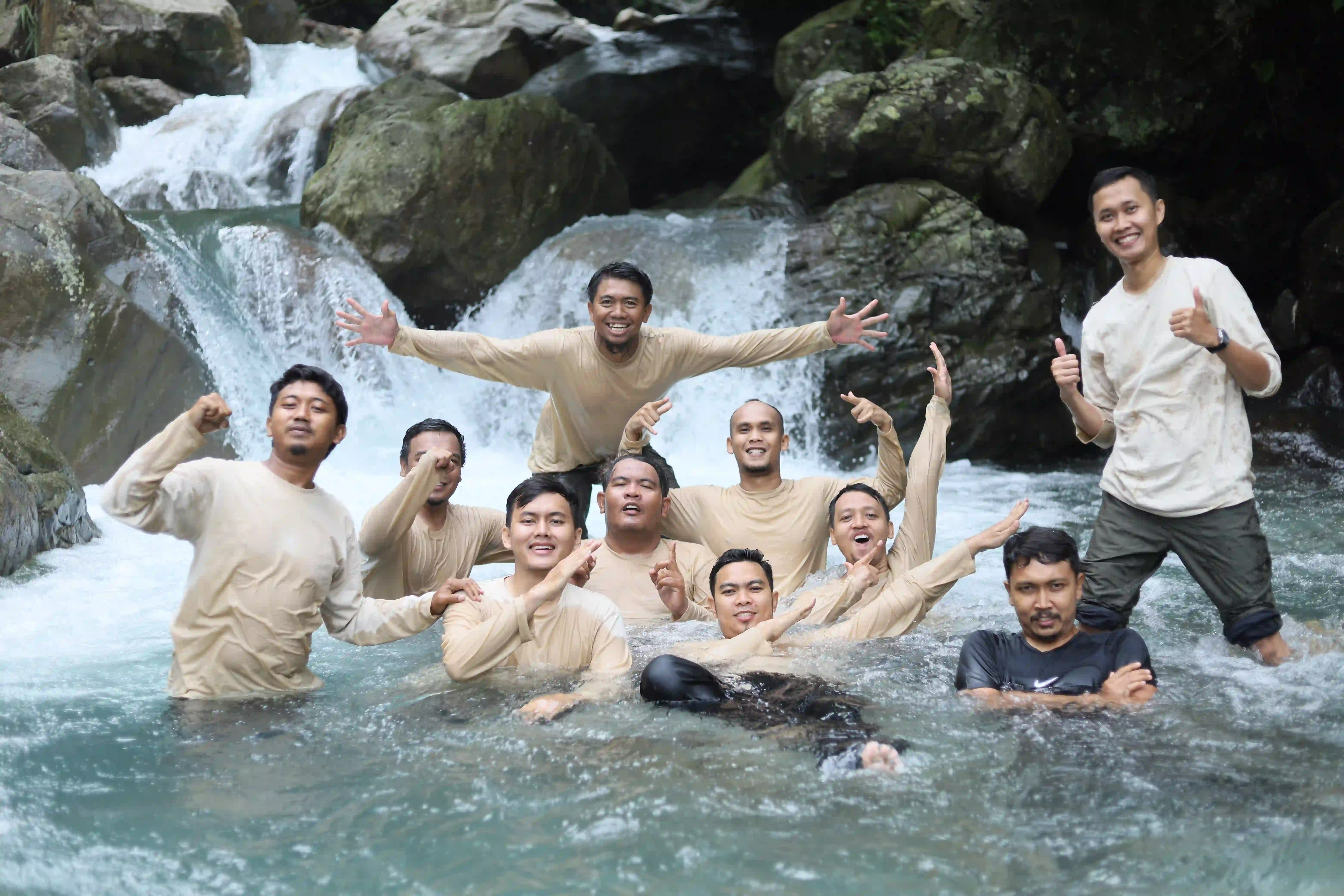 Tim perusahaan menikmati pengalaman trekking yang tak terlupakan bersama-sama.