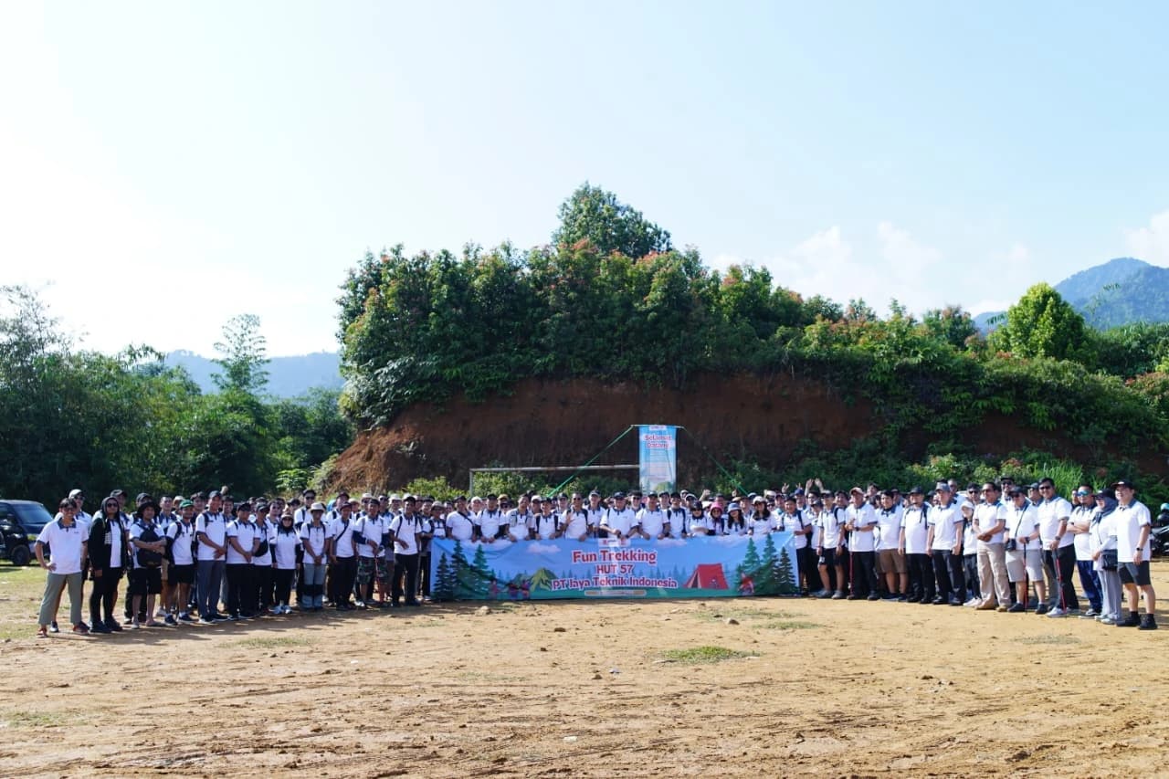 Tim perusahaan menikmati keseruan air terjun dengan semangat team building.