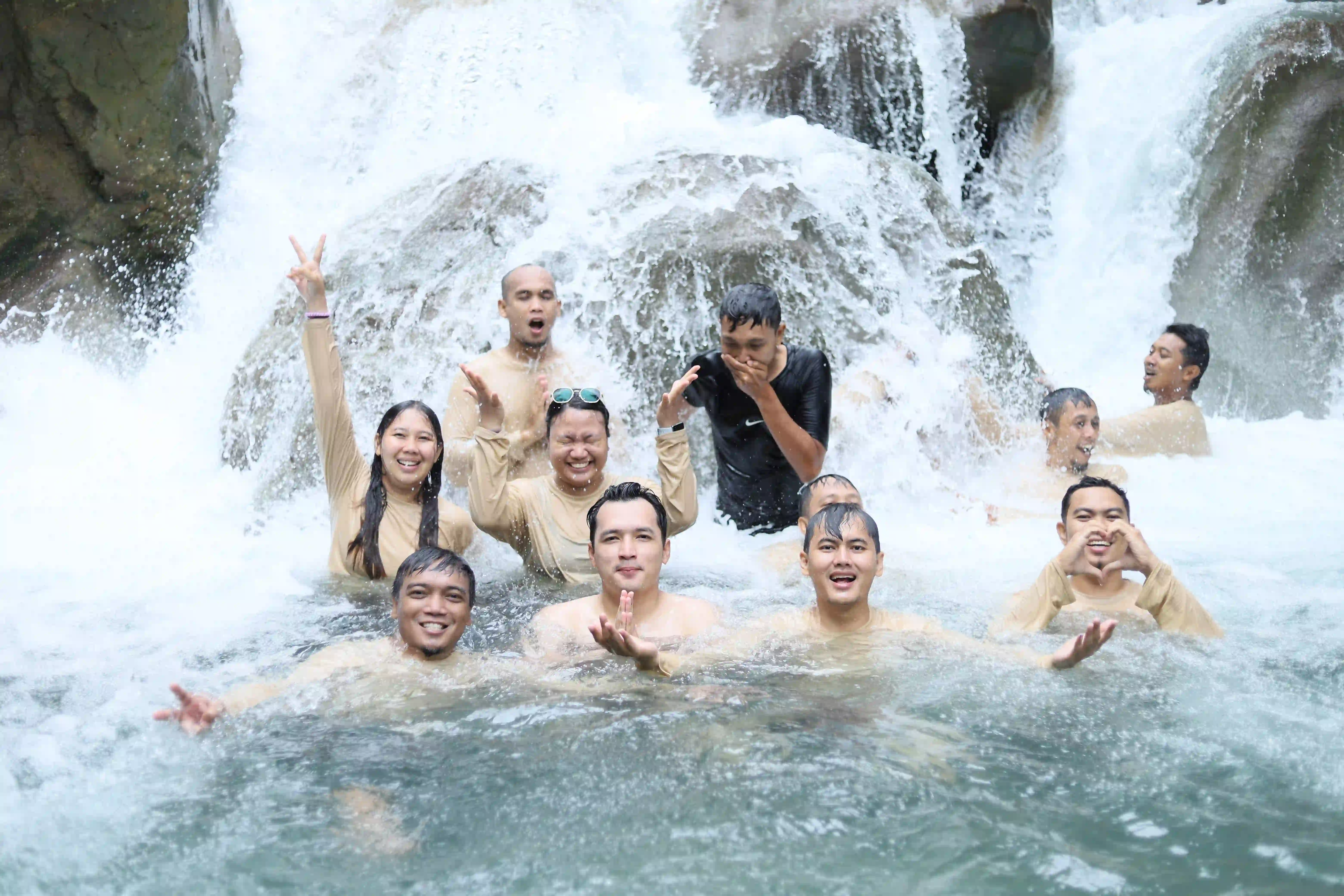 Foto penutup acara fun trekking corporate dengan semua peserta yang bahagia.