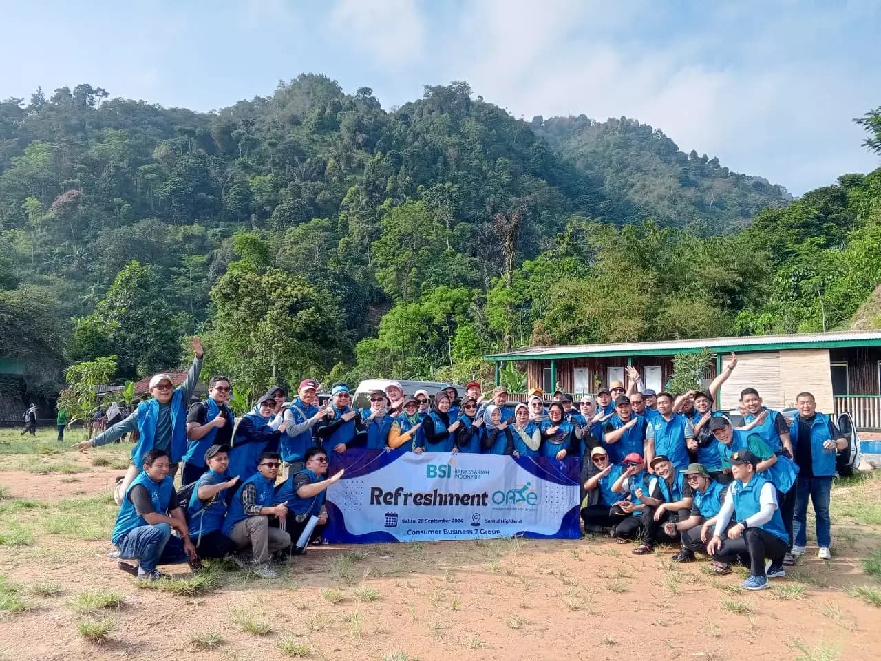 Peserta dari berbagai departemen berjalan bersama sambil membangun koneksi.