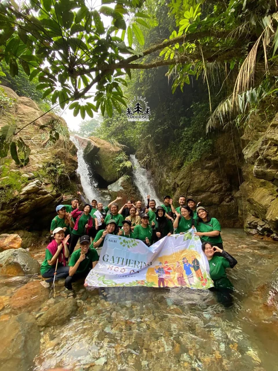 Foto bersama seluruh tim perusahaan dengan backdrop pemandangan alam yang menakjubkan.