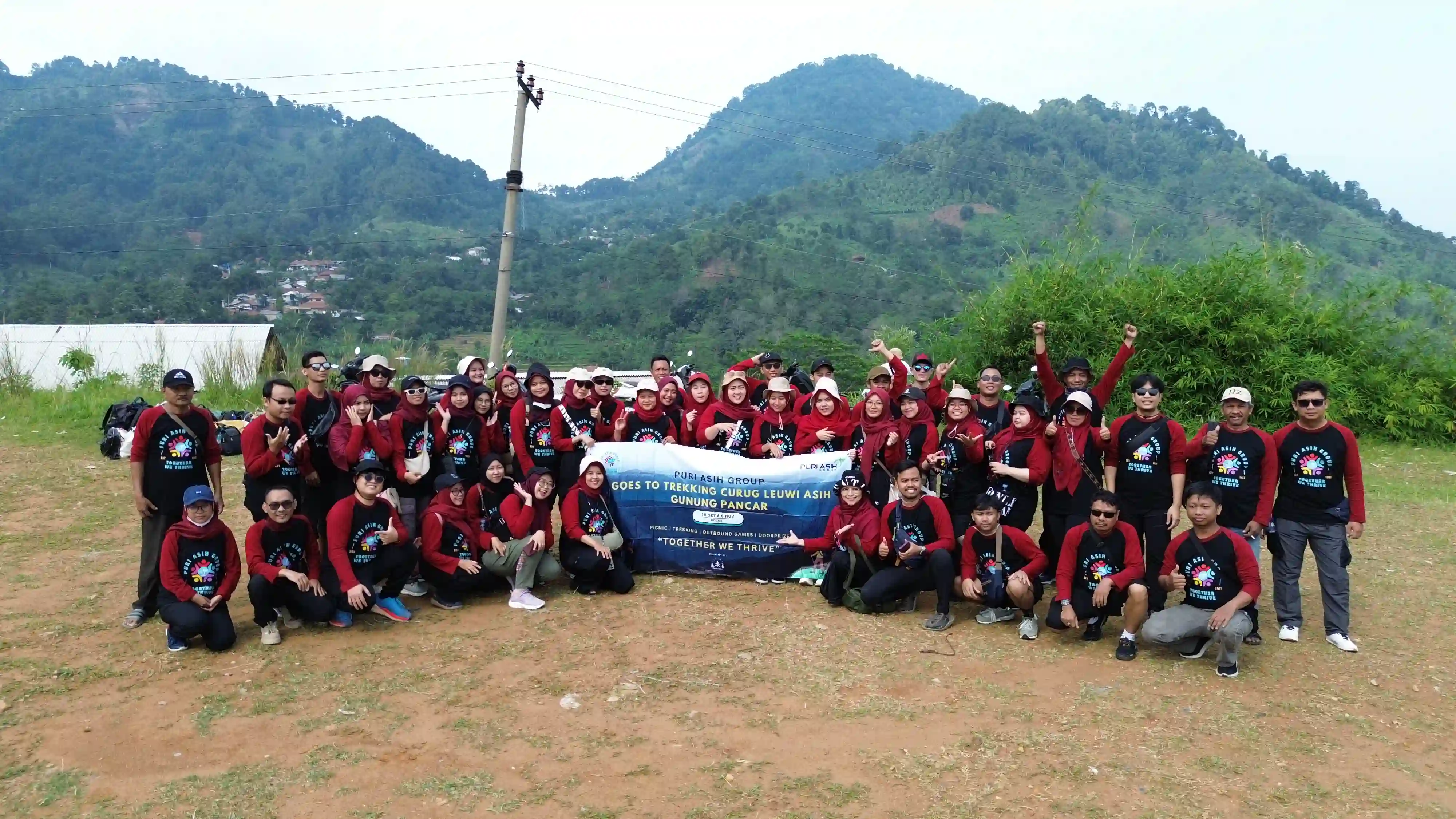 Peserta gathering perusahaan menikmati saat relaksasi di area hutan pinus yang sejuk.