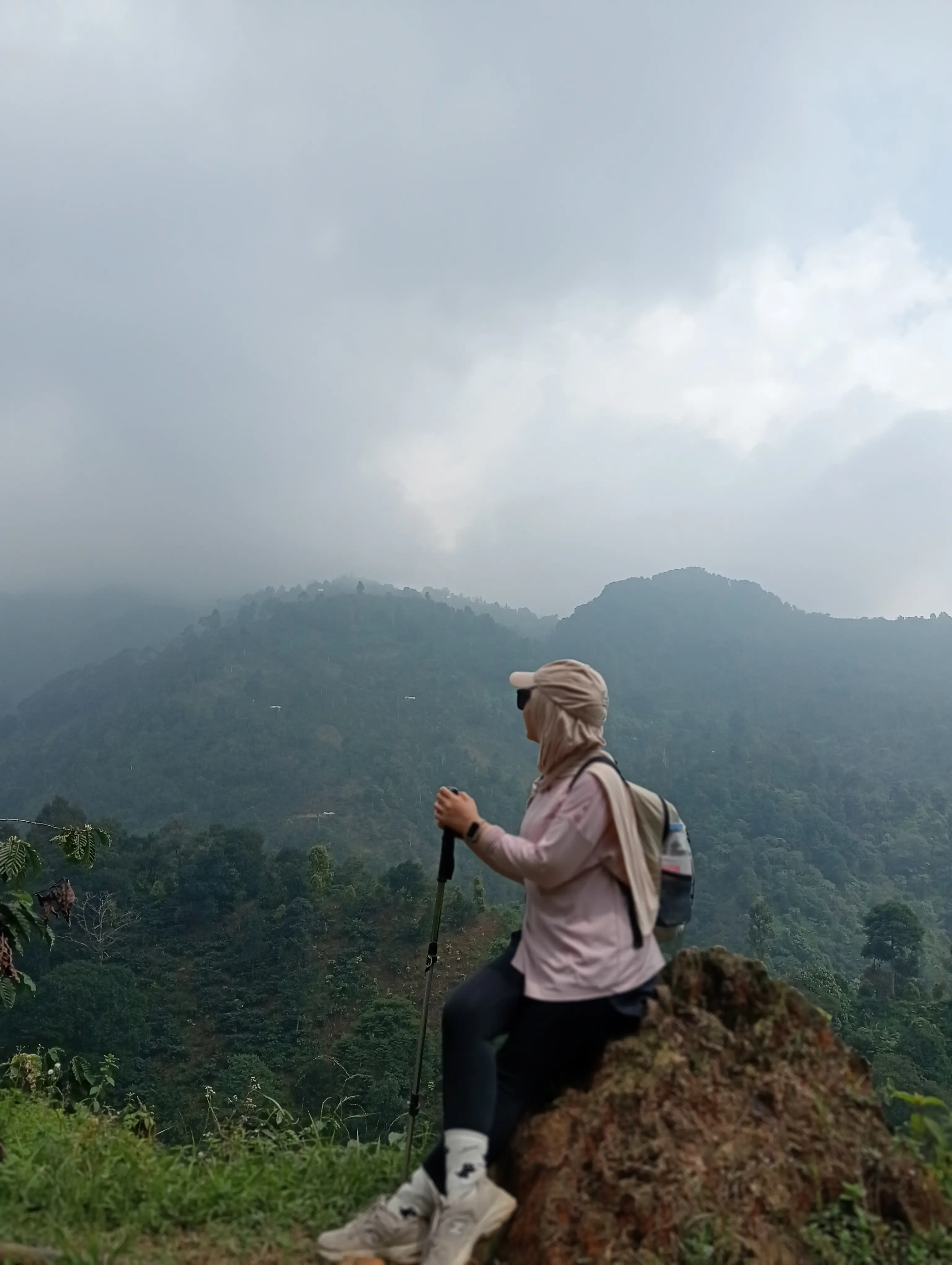 Dokumentasi peserta melewati rute trekking yang rimbun dengan pemandangan alam yang hijau.