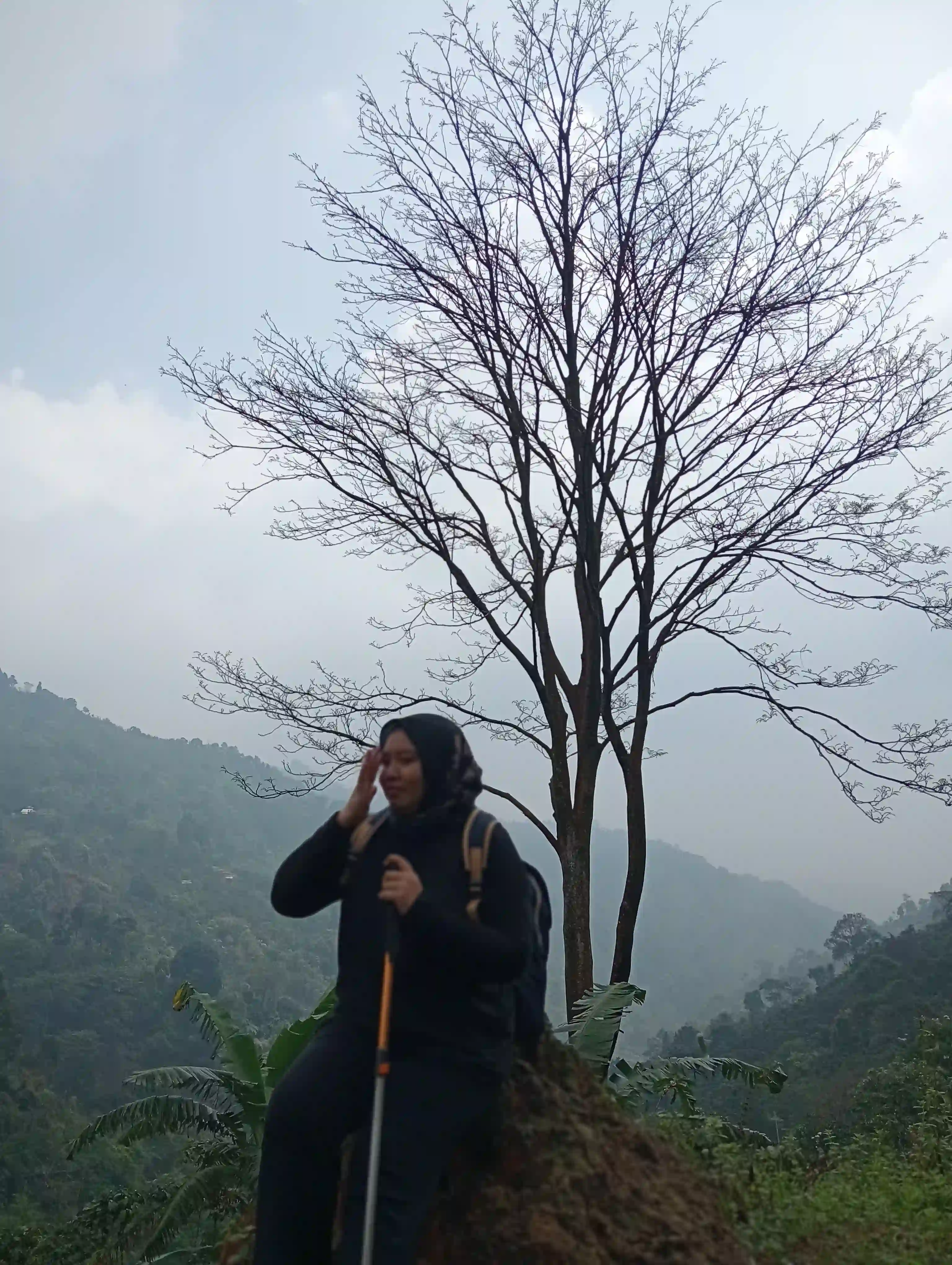 Peserta trekking menunjukkan semangat saat mencapai titik pandang utama di puncak bukit.
