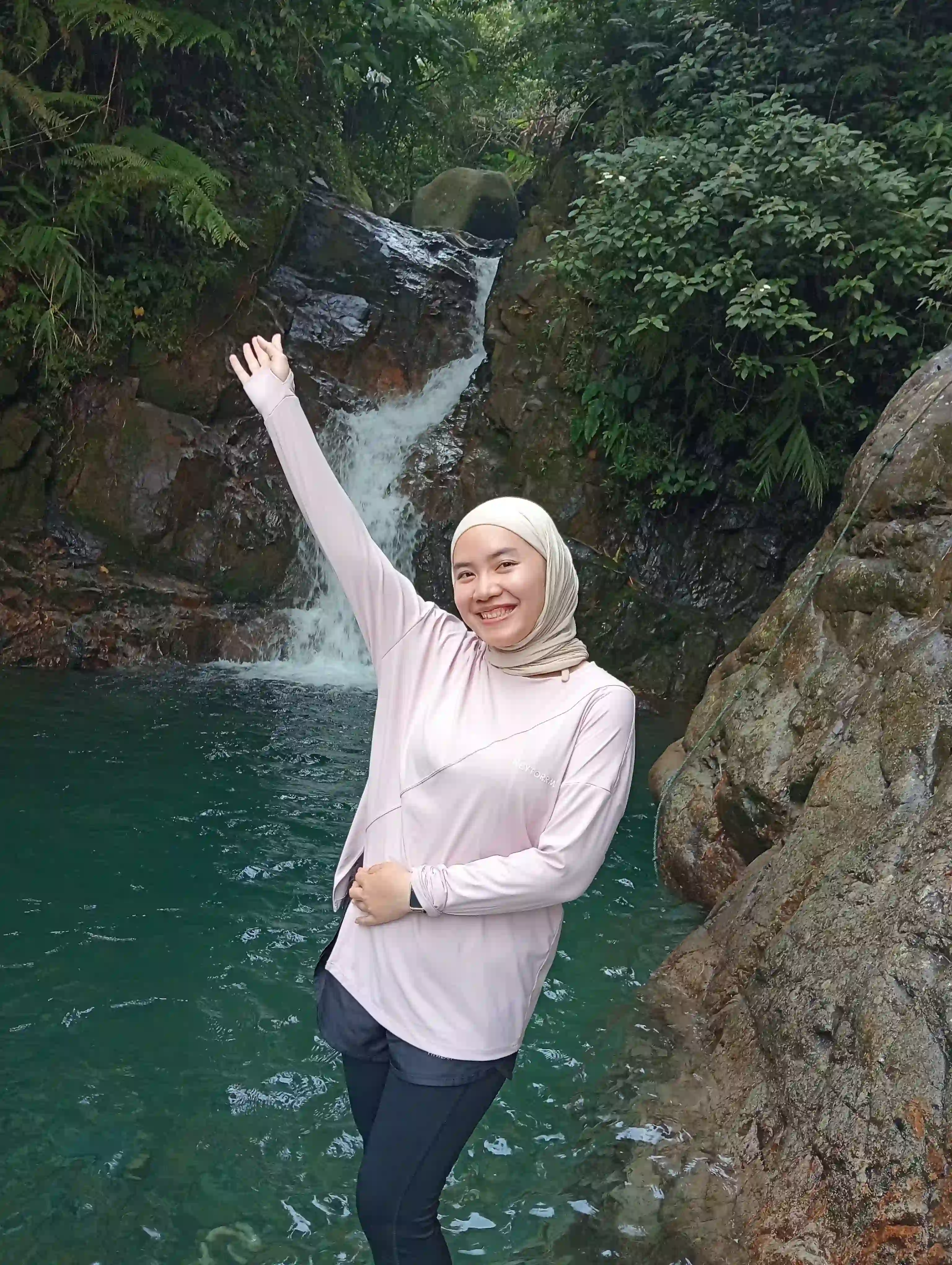 Keseruan peserta saat berendam di kolam alami pegunungan yang dingin dan menyegarkan.