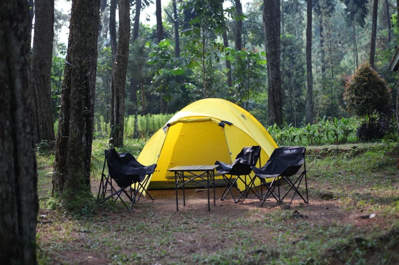 Rombongan peserta menikmati breakfast pagi di depan tenda dengan pemandangan pegunungan.