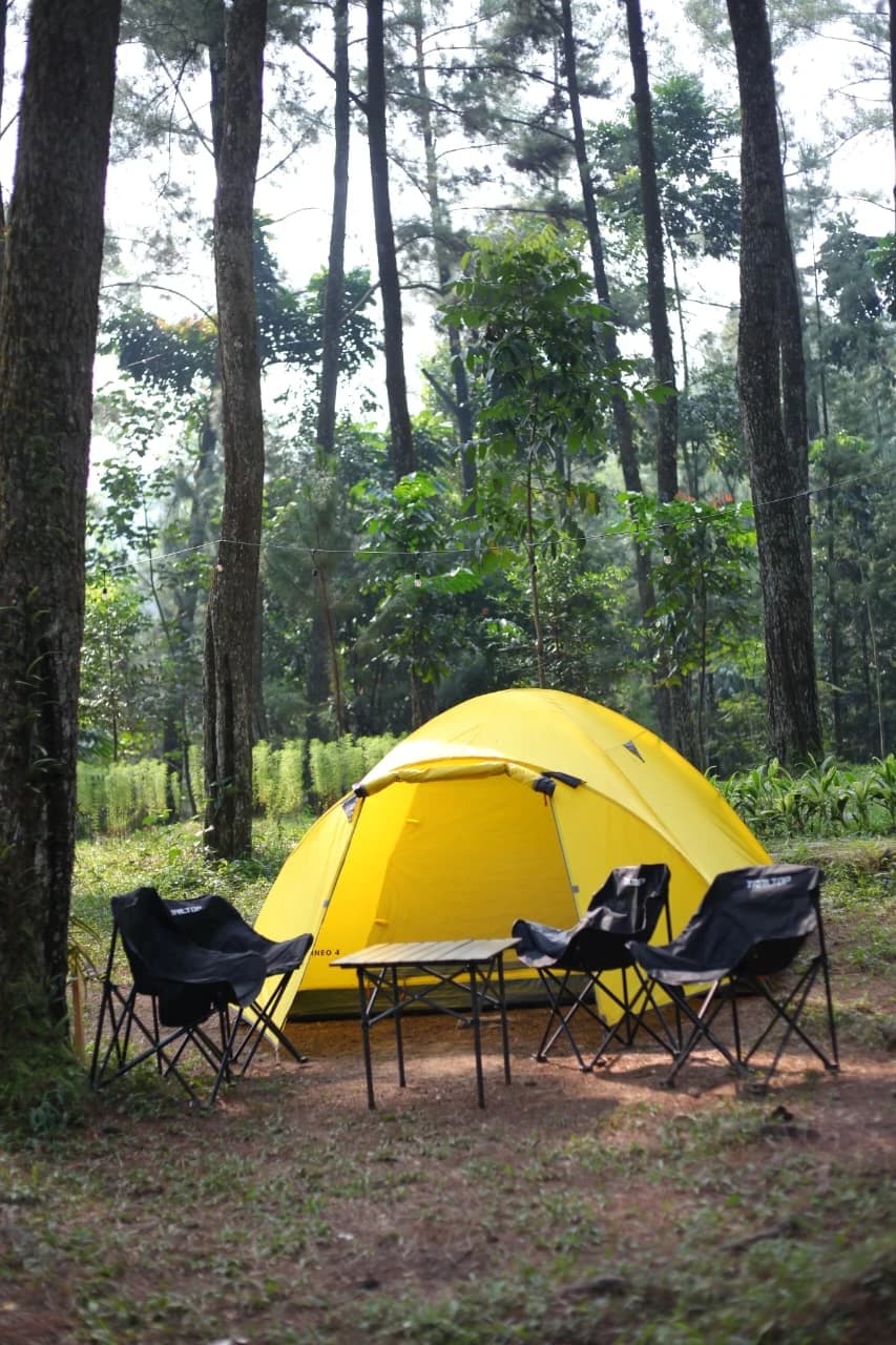 Keseruan peserta saat program fun games di area camping dengan fasilitas aula.