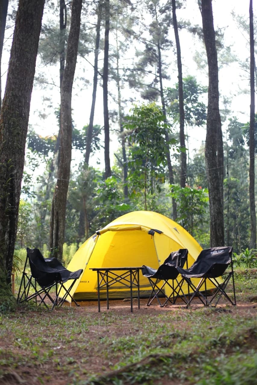 Dokumentasi suasana camping malam dengan penginapan tenda dan penerangan yang nyaman.