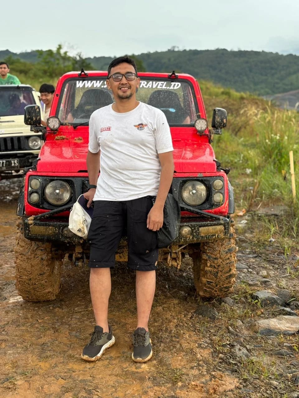 Rombongan peserta dengan jeep di area off-road Sentul dengan pemandangan alam yang menakjubkan.