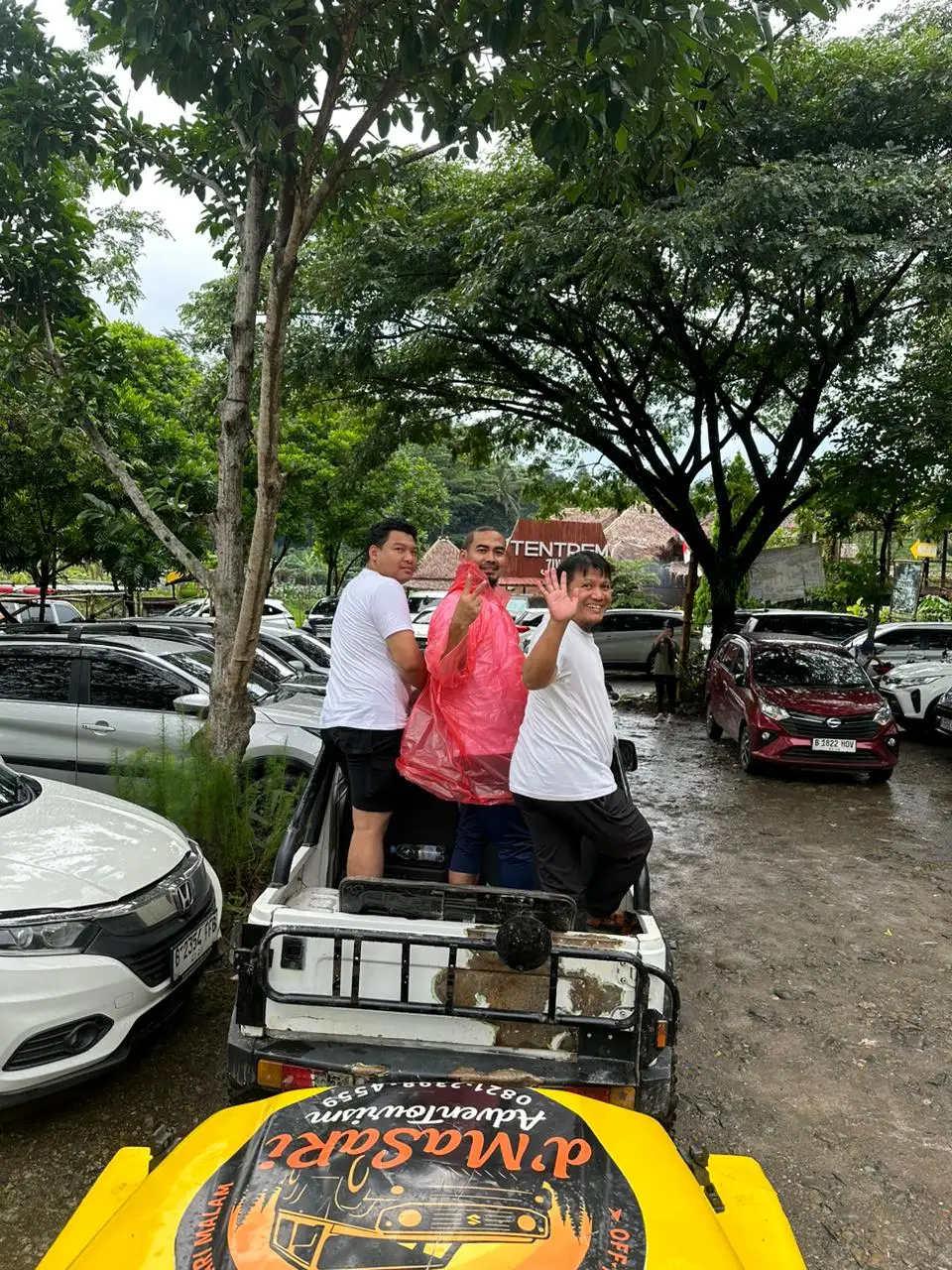 Peserta off-road adventure menikmati perjalanan seru di jalur Hambalang.