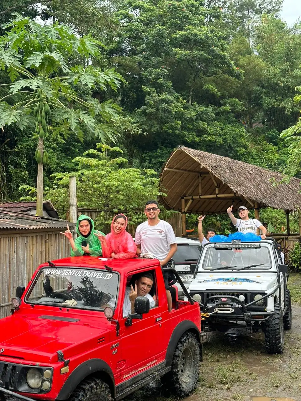 Tim peserta berpose di area off-road dengan latar belakang pemandangan perbukitan.