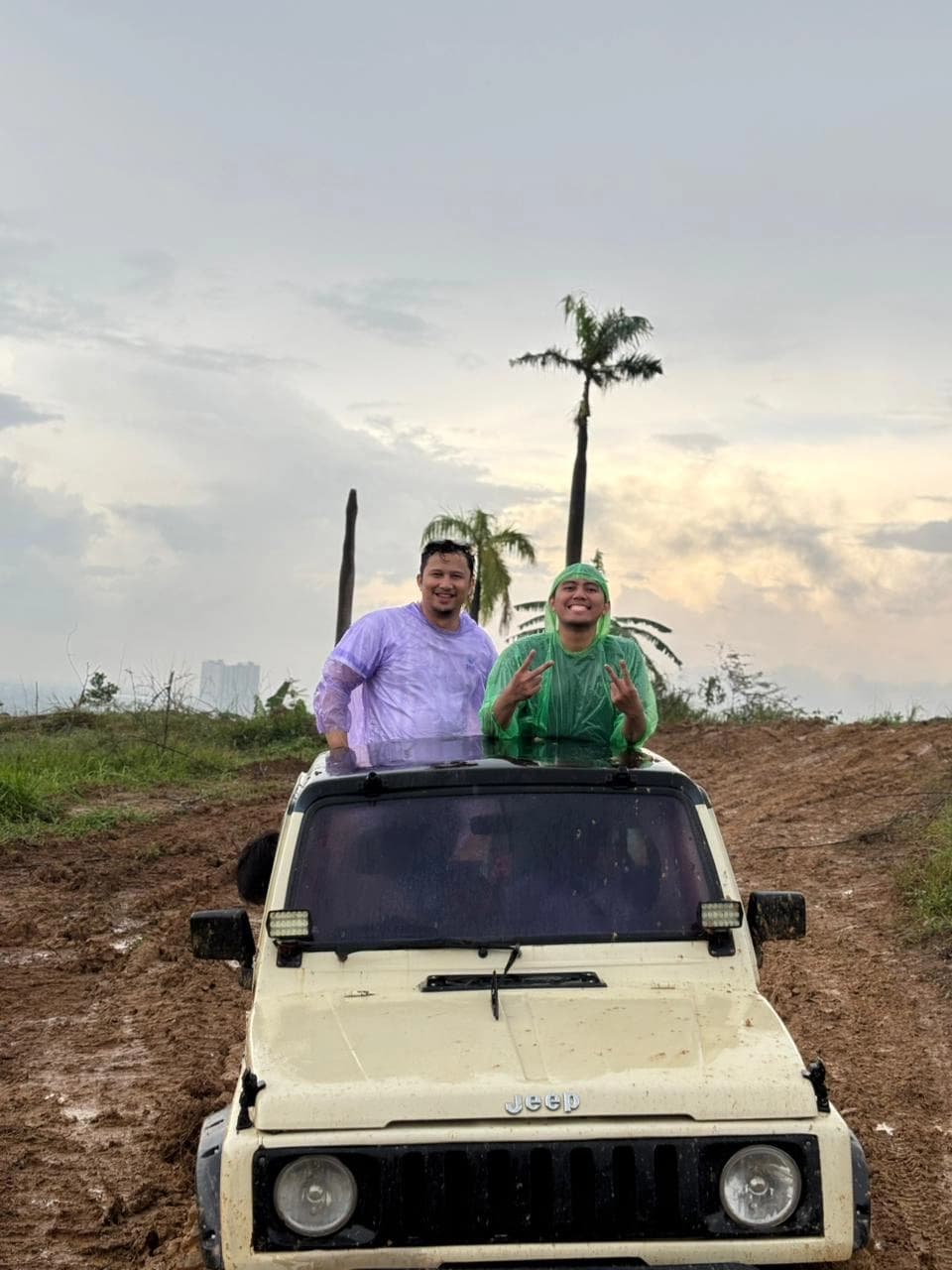 Suasana seru petualangan off-road bersama tim dengan aman dan professional.